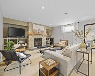 Farmhouse Apartment Guelph Elora - Guelph - Living room