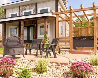 Vvcr - Cabin 6 (1-Bed, Modern, Luxury W. Hot Tub) - Davis - Patio