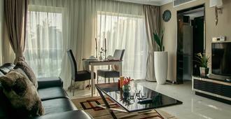 Red Mango Hotel and Apartments - Takoradi - Living room
