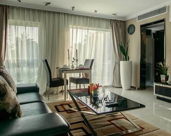 Red Mango Apartment Hotel - Takoradi - Sala de estar