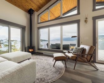 A serene waterfront perch! Panoramic sunsets, huge deck with cliff-hung hot tub - Madeira Park - Living room