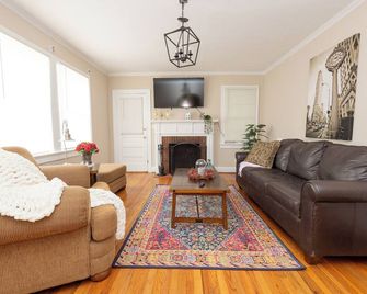 Lovely Historic District Retreat - Columbus - Living room