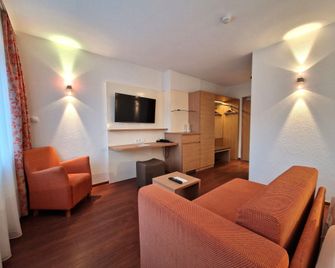 Badhotel Restaurant Stauferland - Bad Boll - Вітальня