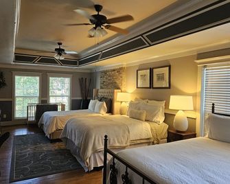 Sleeps16, 11-Person Swim-Spa, 75' Tv 4 Movie Nights, Spacious Home, Close To Downtown, Beltline, And Walk To Restaurants, 2-Person Bathroom Jacuzzi, Ping Pong - Atlanta - Bedroom