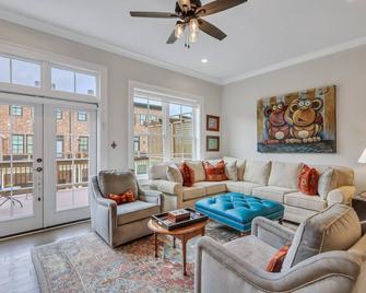 Riverside Getaway In Unbeatable Location W/ Parking by Lucky Savannah - Savannah