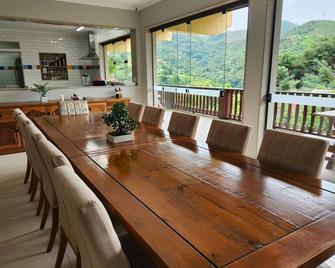 Casa Feliz no Jardim Itaipava, 7 quartos, conforto - Itaipava - Dining room