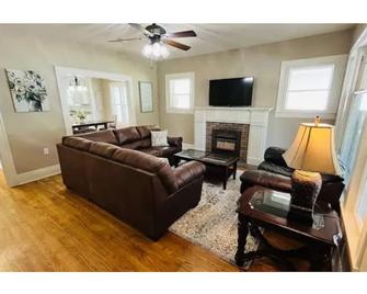 Montgomery House in Clarksville, AR - Clarksville - Living room