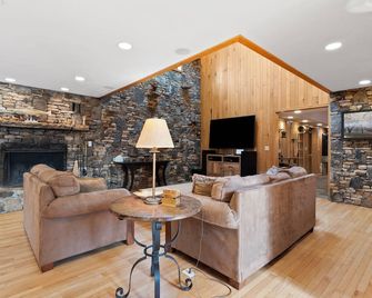 Beautiful 6 Bed/4.5 Bath - Close To 7 Springs & Laurel Highlands Attractions - Champion - Living room