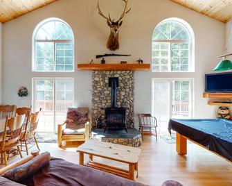Dreamy mountain house w/large wood deck & private pool table - Dogs ok - Shaver Lake - Sala de estar