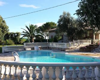 Country House Resort Villa Giardino degli Eventi - Fano - Zwembad