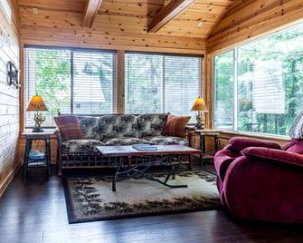 Create Lasting Memories: Lakeside Family Getaway in the Heart of Paradise, Michigan - Paradise - Living room