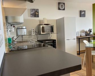 Immense StuDio 51 jusqu'à 4 personnes avec vue mer - Saint-Denis - Küche