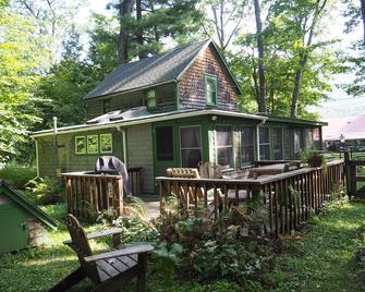 Classic Vermont Cabin on 2.5 acres Lake Frontage - Salisbury