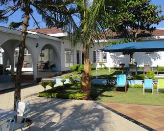 Blue Lagoon Lodge Blantyre - Blantyre - Binnenhof