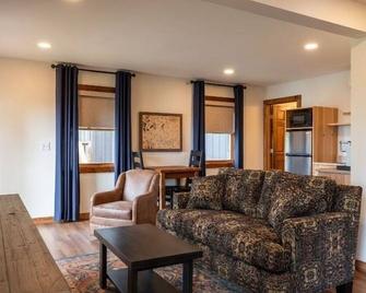 Enjoy Relaxing Lakeside View from Your Own Balcony | Unit w/ Living Area - Schroon Lake - Sala de estar