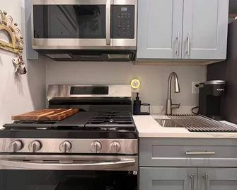 Stylish Sheek Loft Dwntwn, Amphitheater, Park, Metro North, Ferry All 2-10min - Bridgeport - Kitchen