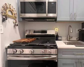 Stylish Sheek Loft Dwntwn, Amphitheater, Park, Metro North, Ferry All 2-10min - Bridgeport - Kitchen