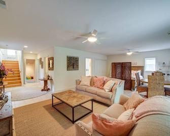 Gary Vacation Rental Less Than 1 Mi to Indiana Dunes NP! - Gary - Living room