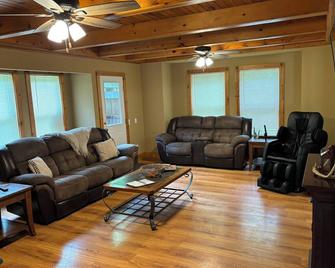 Whole house, secluded getaway near Alley Springs, Eminence , Missouri. - Eminence - Sala de estar