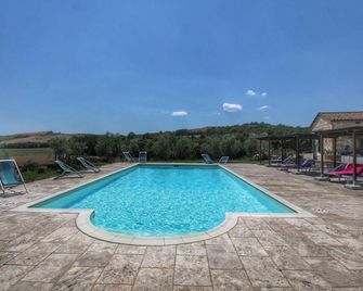 Lovely Farmhouse In Asciano With Swimmin - Asciano - Zwembad
