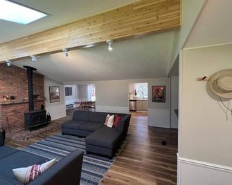 Family farm experience with large recreation pond, animals, and more - Laytonville - Living room