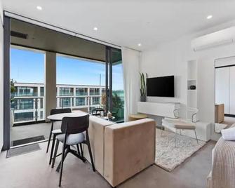 Sleek Modern Studio with Balcony by Zodiak Stays - Auckland - Sala