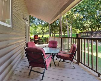 Cozy cottage inside the Premier Old Kinderhook Golf Resort - Camdenton - Balcony
