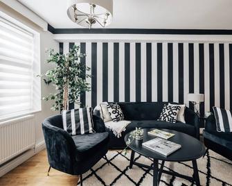 Chic 1 Bed Flat Zone 2 Hampstead Swiss Cottage - London - Living room