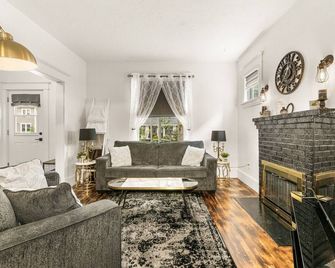 The Big City Stay | Sleeps 10 | Walkable Location - Moncton - Living room