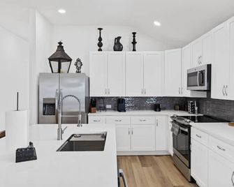 Rustic Retreat - Luxury Updates- Pool Table - Forney - Cocina