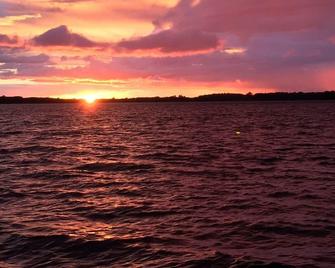 Legacy House - waterfront on Bay of Quinte with spectacular sunsets - Napanee - Obývací pokoj