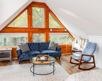 Hot Tub Charming & Chic Mountain Gem On Sleepy Creek - Berkeley Springs - Living room