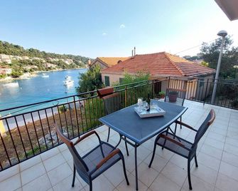 Apartment Dominik - Smokvica - Balcón