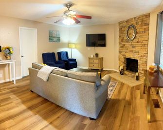 Stay at Lucky Duck Lodge - a charming 3-bedroom home near Lake Texoma - Mead - Sala de estar