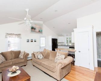 Falmouth: Newly remodeled cottage near beaches and shopping - Falmouth - Living room