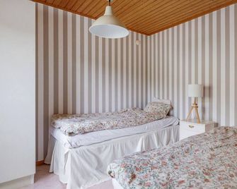 Amazing home in Lysekil with WiFi - Lysekil - Sovrum