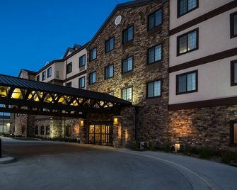 2 Min from University of North Dakota. Free Breakfast. Indoor Pool & Hot Tub. - Grand Forks - Building