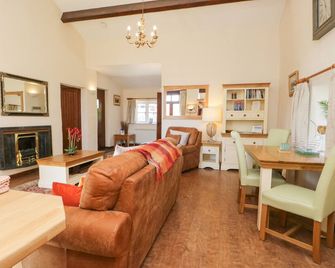 Topiary Cottage - Staveley - Living room