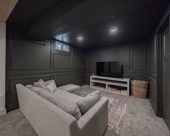 Pet Friendly Downtown Vintage House w/ Hot Tub! - Idaho Falls - Living room