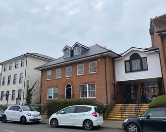 Roomspace Serviced Apartments - Harvest Lane - Thames Ditton - Bygning