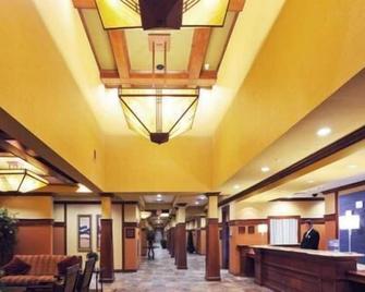 The Q Hotel & Suites - Springfield - Salónek