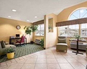 Days Inn & Suites by Wyndham Lafayette IN - Lafayette - Lobby