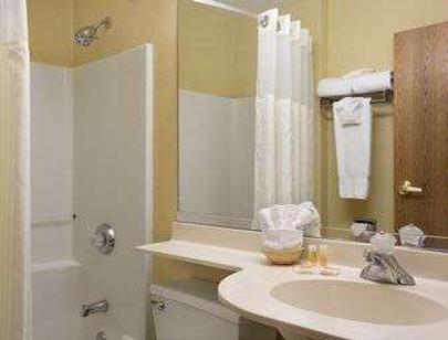 Days Inn & Suites by Wyndham Lafayette IN - Lafayette - Bathroom