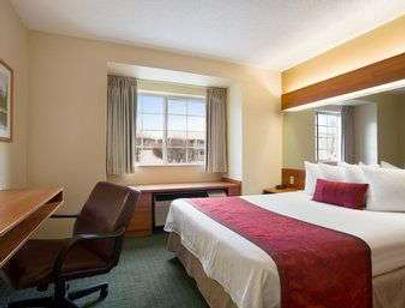 Days Inn & Suites by Wyndham Lafayette IN - Lafayette - Bedroom