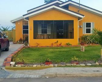 HemCam Vacation Home, nestled in the beautiful parish of St. Ann, Jamaica. - Saint Ann’s Bay - Building