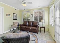 Flip Flop Paradise 2 Bedroom Cottage by RedAwning - Kure Beach - Wohnzimmer