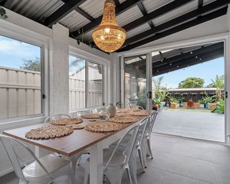 Driftwood Callala Plus - Jervis Bay Getaway - 10 Guests! - 카랄라 베이 - 다이닝룸