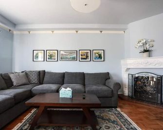 Quaint 2BR/1BA Apt - 7 min walk to Ocean Beach - San Francisco - Living room