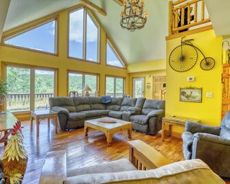 All-Season ski chalet in Ellicottville, NY, outdoor hot tub with stunning views! - Ellicottville - Living room