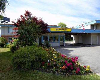 Recreation Inn and Suites Kelowna - Kelowna - Building